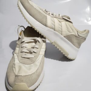 Adidas/ Talla: Usa 10 Cm: 27.0 Poco Uso Por Favor, medir el pie antes de comprar.